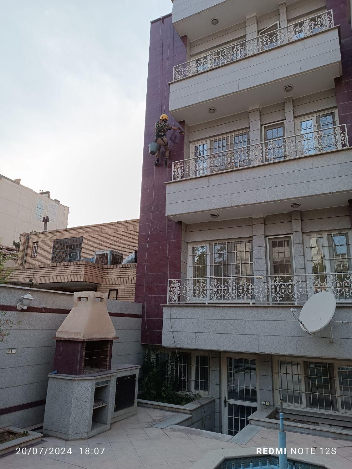 کار درارتفاع راپل شستشو نماپیچ رولپلاک بدون داربست|خدمات پیشه و مهارت|کرمان, |دیوار