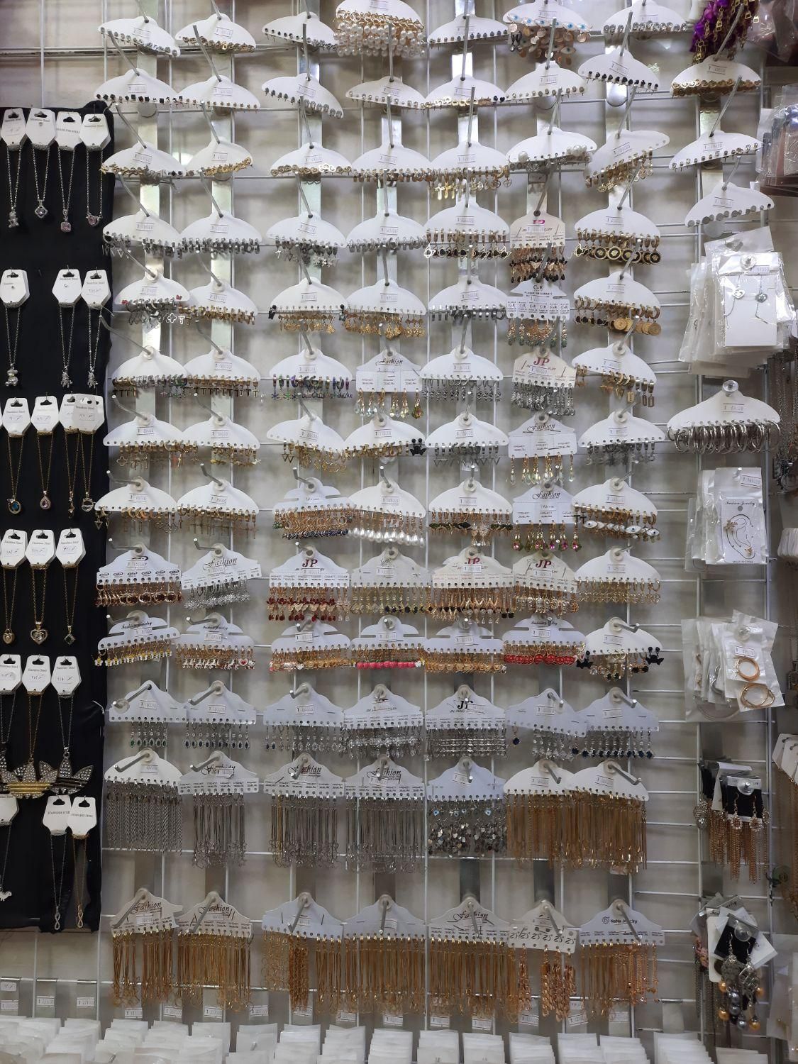 انواع گوشواره های نگین دار و ساده دارای مدل مختلف|بدلیجات|قم, ارم|دیوار