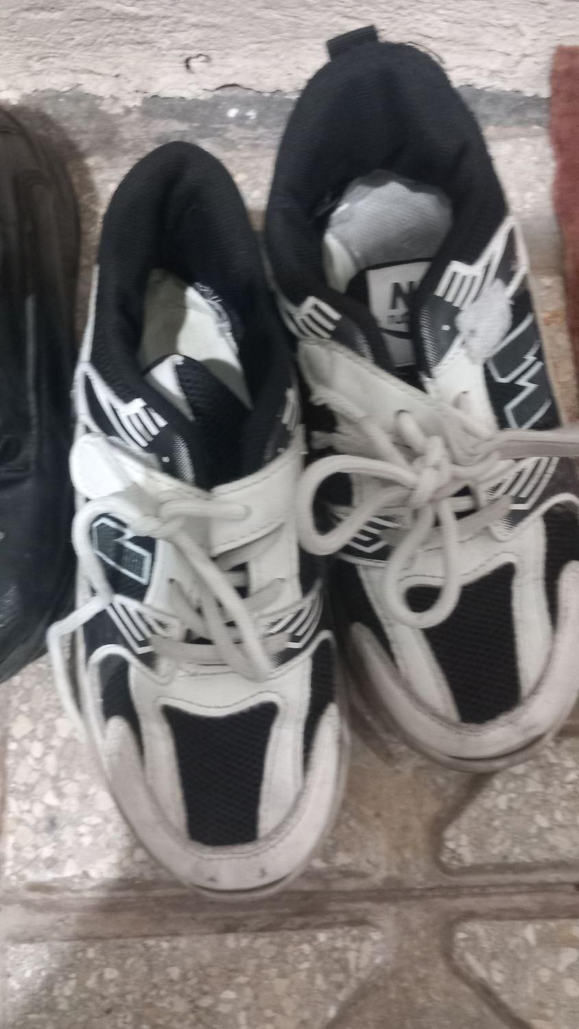 سه تا کفش سالم یکش پوتون بود|لباس|اقبالیه, |دیوار