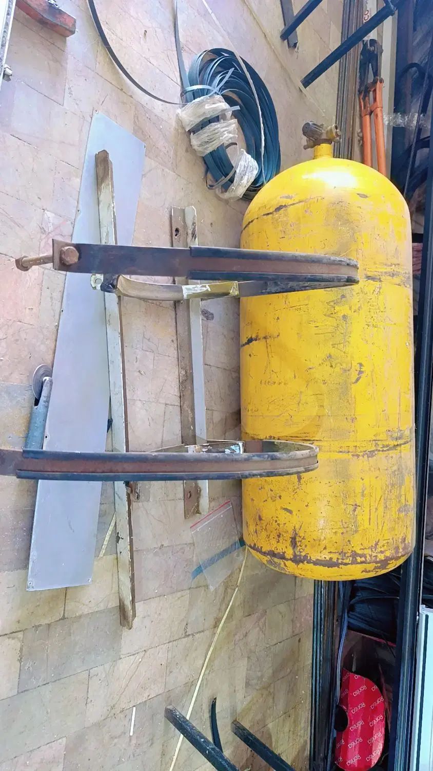 کپسول گاز سالم و ایمن ( نیاز به تست) با نگهدارنده|قطعات یدکی و لوازم جانبی|نیشابور, شهرک قدس|دیوار
