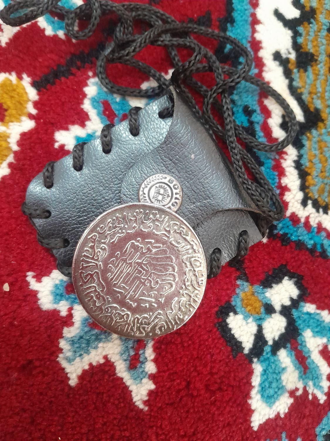 ۱ عدد سکه‌ی امام علی قدیمی همراه با یک گردنبند دعا|کلکسیون سکه، تمبر، اسکناس|اسلام‌‌آباد غرب, |دیوار