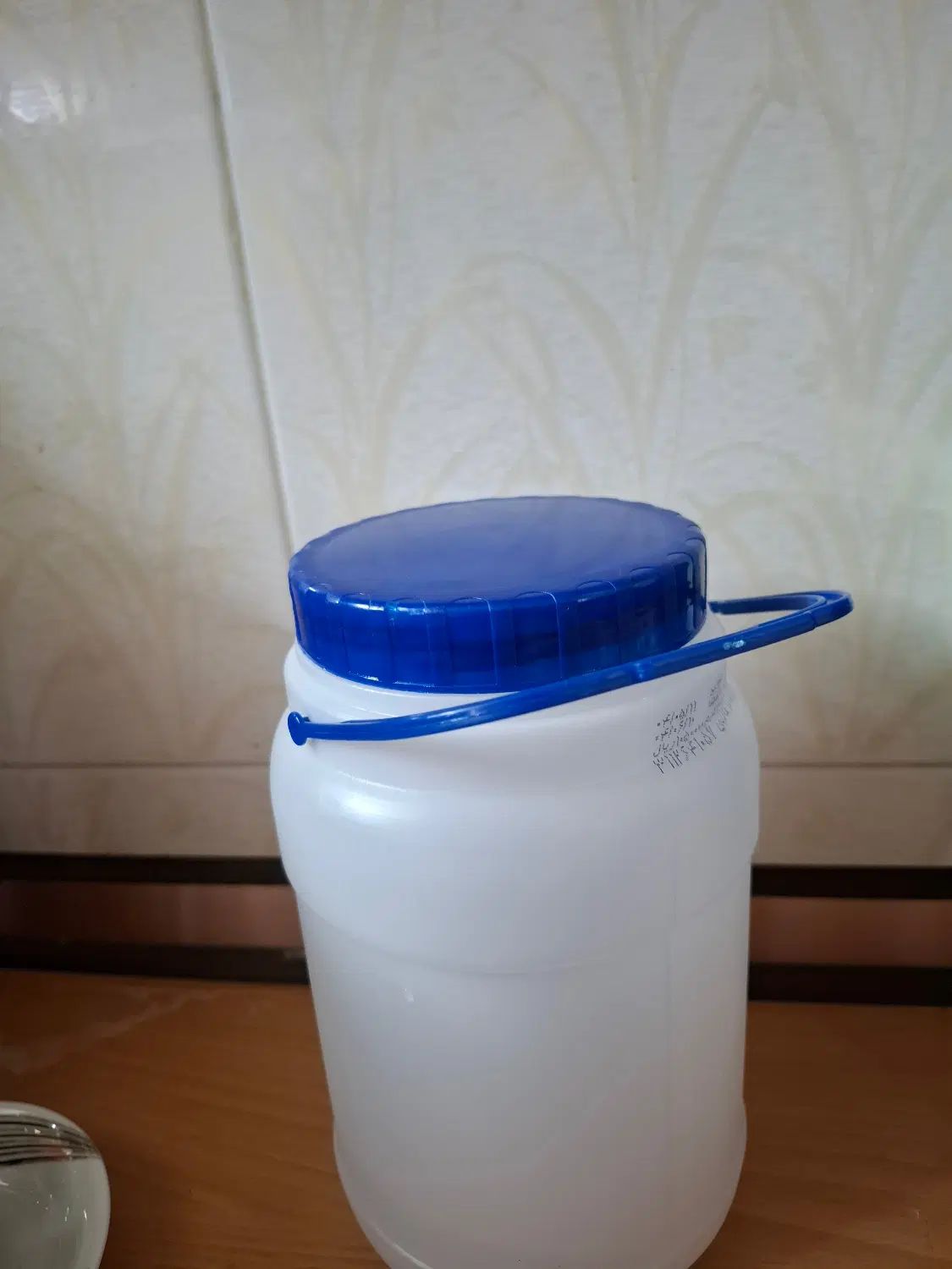 تعدادی ظرف  ماست و شیشه مربا|ظروف نگهدارنده، پلاستیکی، یک‌بارمصرف|اصفهان, آفاران|دیوار