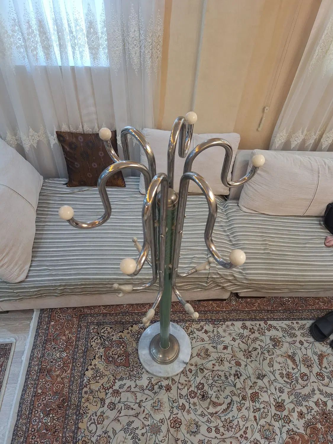 چوب لباسی|بندرخت و رخت‌آویز|تهران, باغ فیض|دیوار