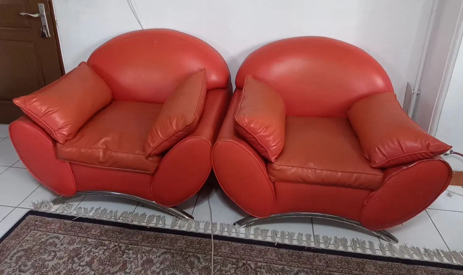 مبل چرم ۵ نفره قیمت ۷ میلیون تومن|مبلمان خانگی و میز عسلی|رشت, سعدی (تختی)|دیوار