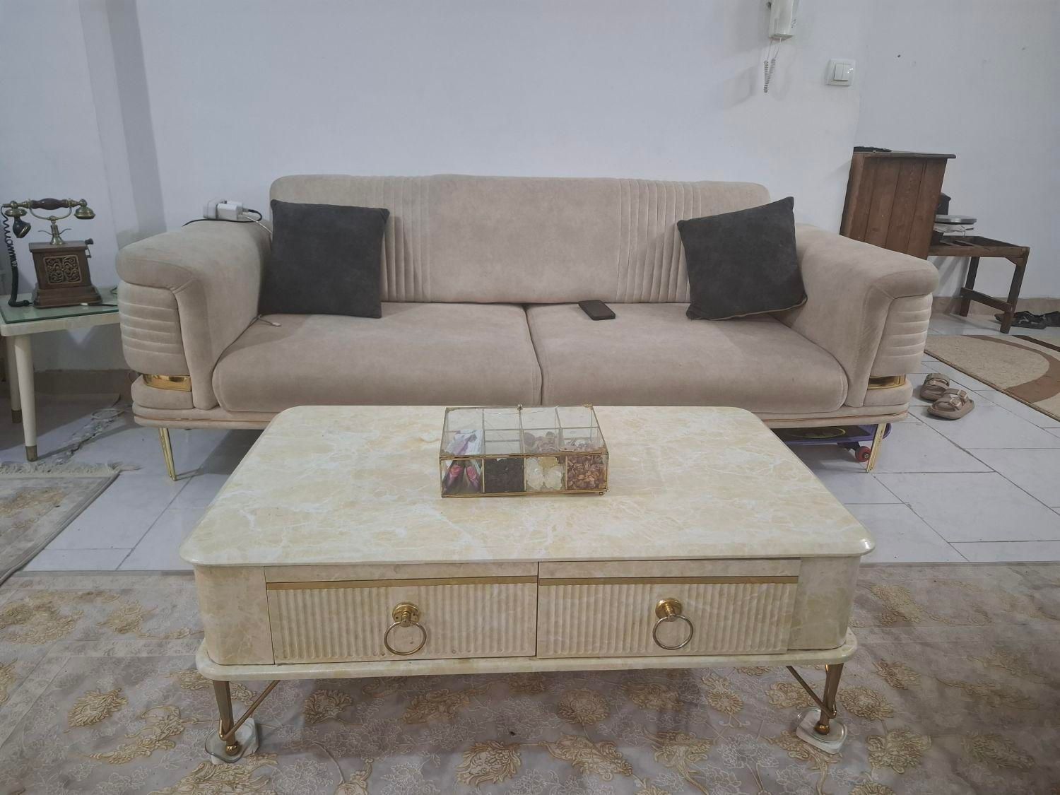 مبلمان 8 نفره تخت خواب شو|مبلمان خانگی و میز عسلی|پاکدشت, |دیوار