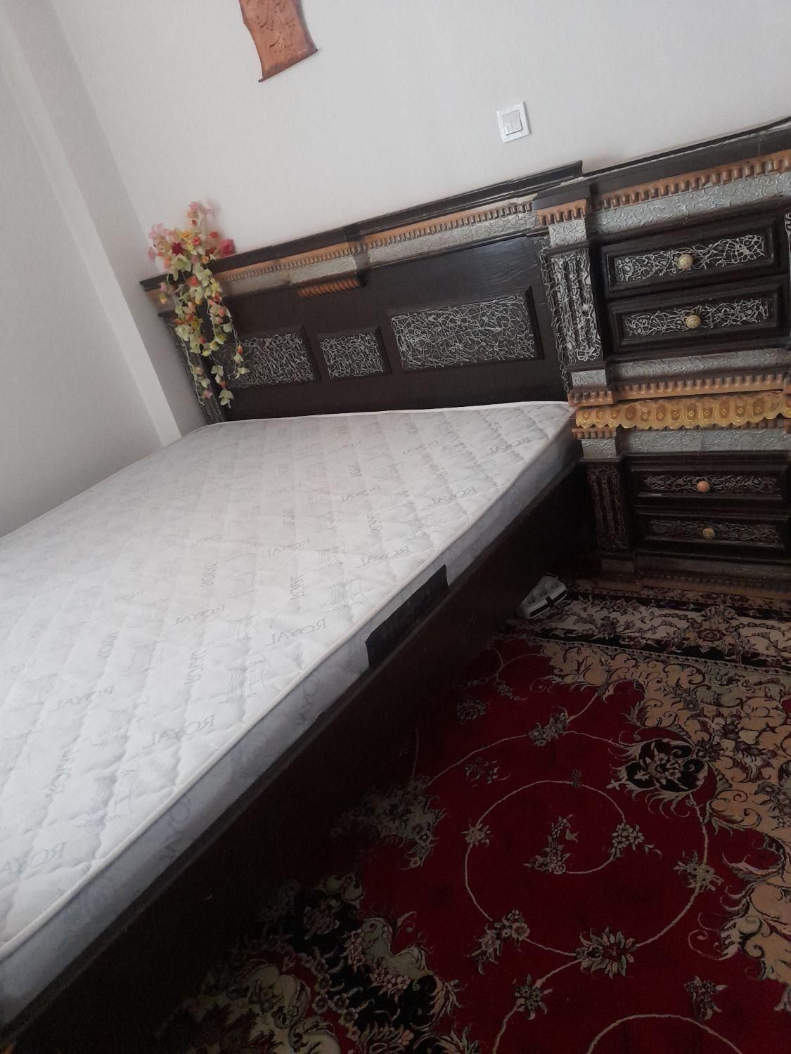 تخت دو نفره  چوب با کف چوب سالم.خوشخواب تمیز|تخت و سرویس خواب|شیروان (خراسان), |دیوار