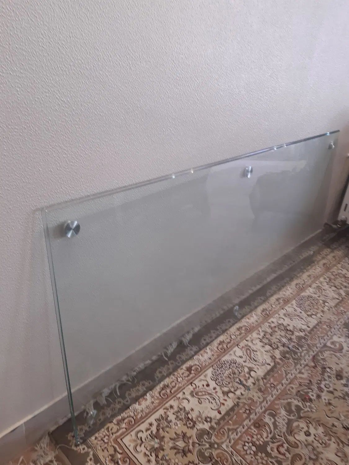 شیشه روی میز یا روی اپن اطراف آن ابزار خورده|مبلمان خانگی و میز عسلی|شاهینشهر, اقبال لاهوری|دیوار