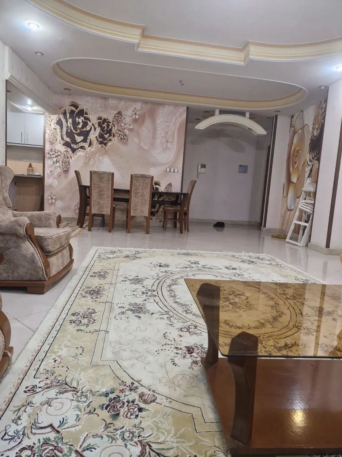 یه دست مبل ۷ نفره به همراه میز ناهار خوری|مبلمان خانگی و میز عسلی|کرج, دهقان ویلا|دیوار
