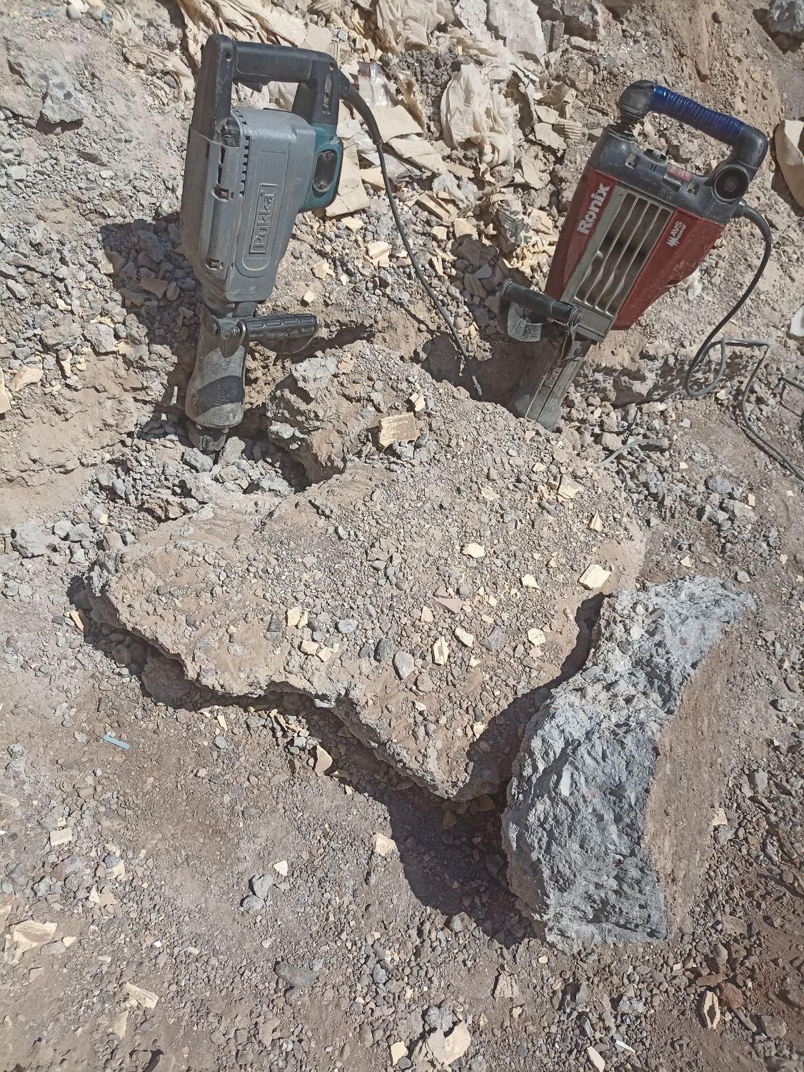 پیکور کار ی کندن بتن شفته دیوار کاشی|خدمات پیشه و مهارت|بم, |دیوار