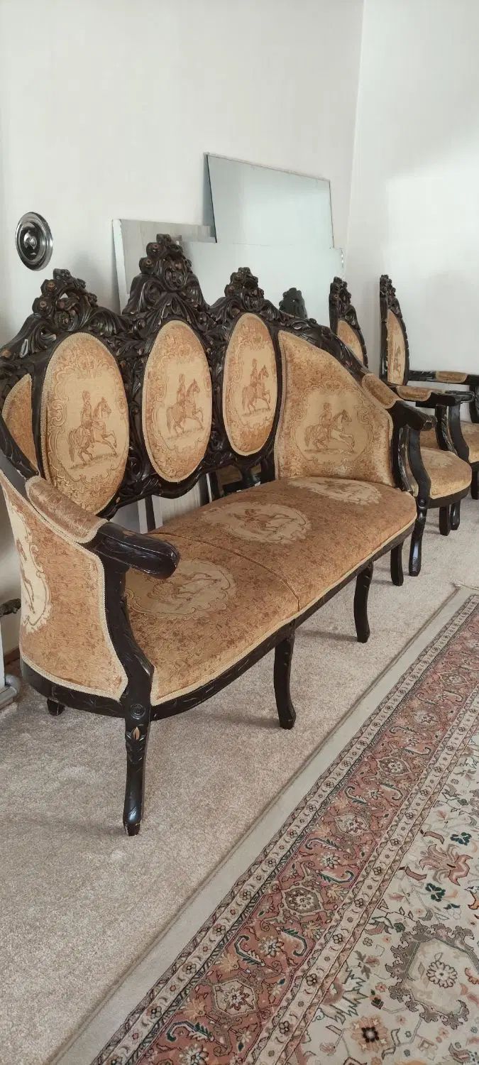 مبل سلطنتی۹نفره .همراه با میز و صندلی ۶نفره ست هم|مبلمان خانگی و میز عسلی|سنندج, |دیوار