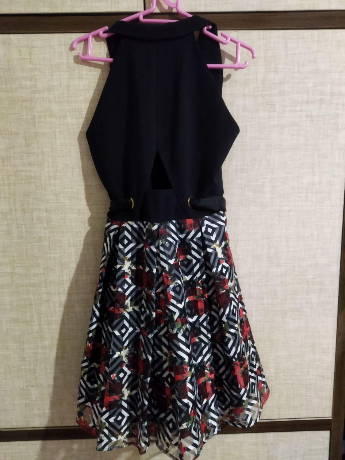 تعدادی لباس مجلسی|لباس|میانه, |دیوار