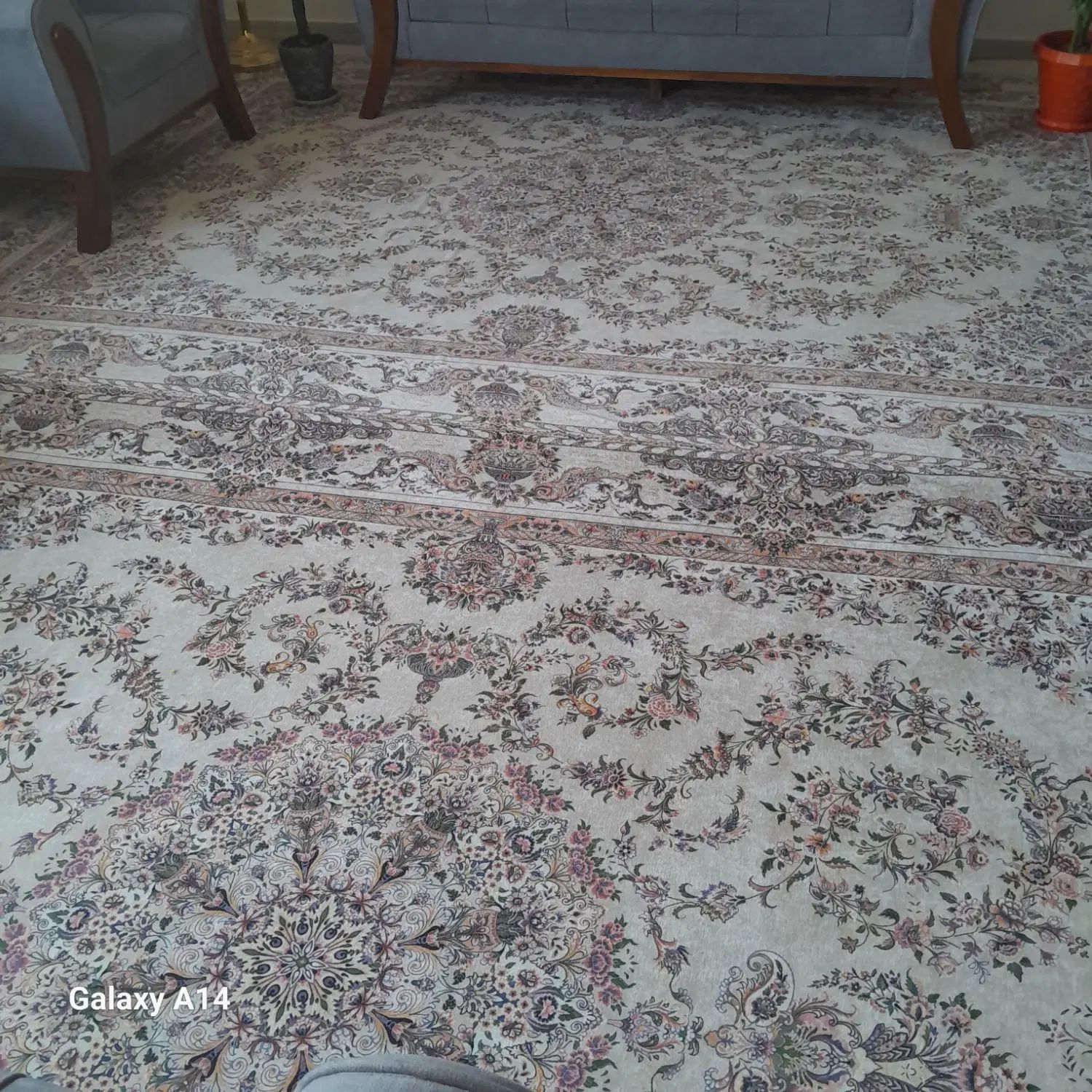 یک عدد رو فرشی کرم مخمل جنس خوب|روفرشی|رشت, یخسازی|دیوار