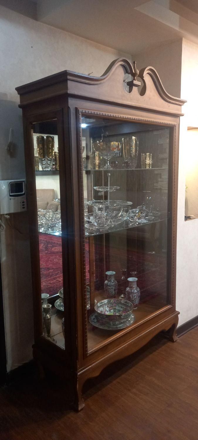 ویترین بزرگ ساده وشیک چوب گردو در حد نو|بوفه، ویترین، کنسول|اصفهان, سنبلستان|دیوار