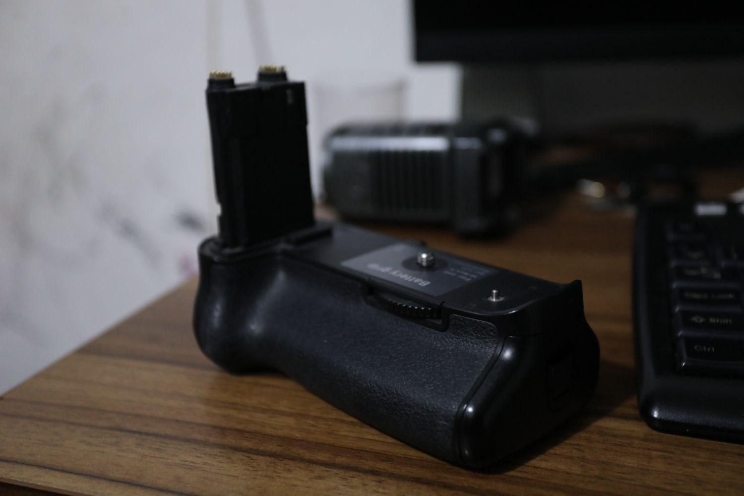 باتری canon و گریپ دوربین 5d mark4|دوربین عکاسی و فیلم‌برداری|سقز, |دیوار