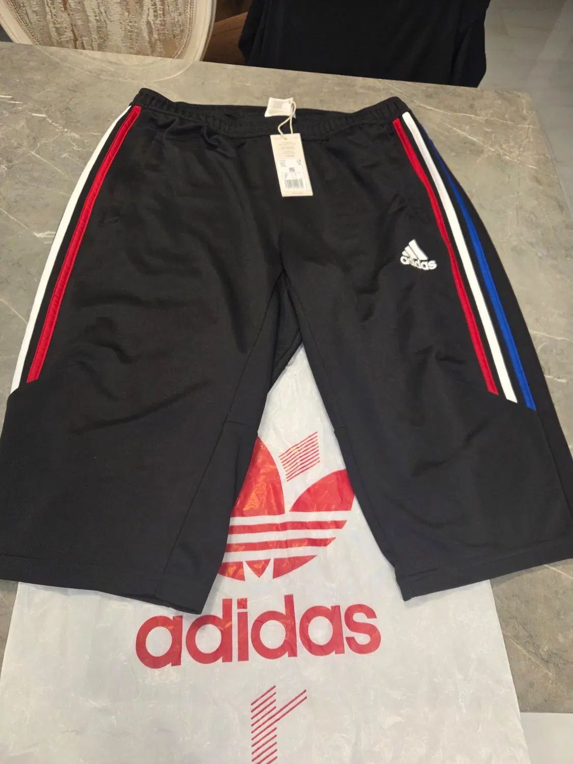 شلوارک ورزشی Adidas اورجینال آمریکایی / سایز لارج|تجهیزات ورزشی|مشهد, فارغ التحصیلان|دیوار