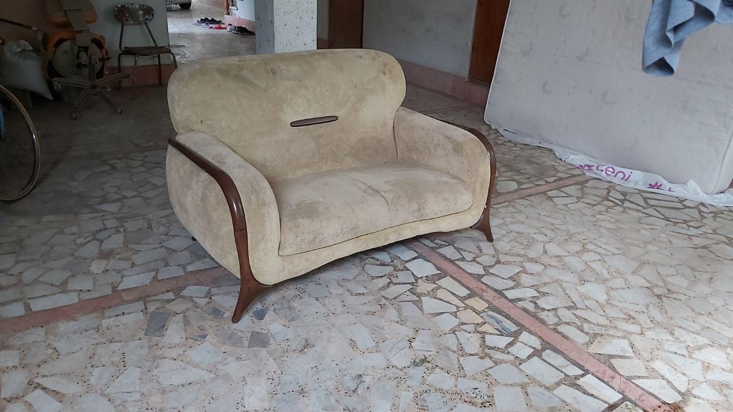 مبل دونفره چوبی با اسکلت سالم و محکم|مبلمان خانگی و میز عسلی|رشت, بازار|دیوار