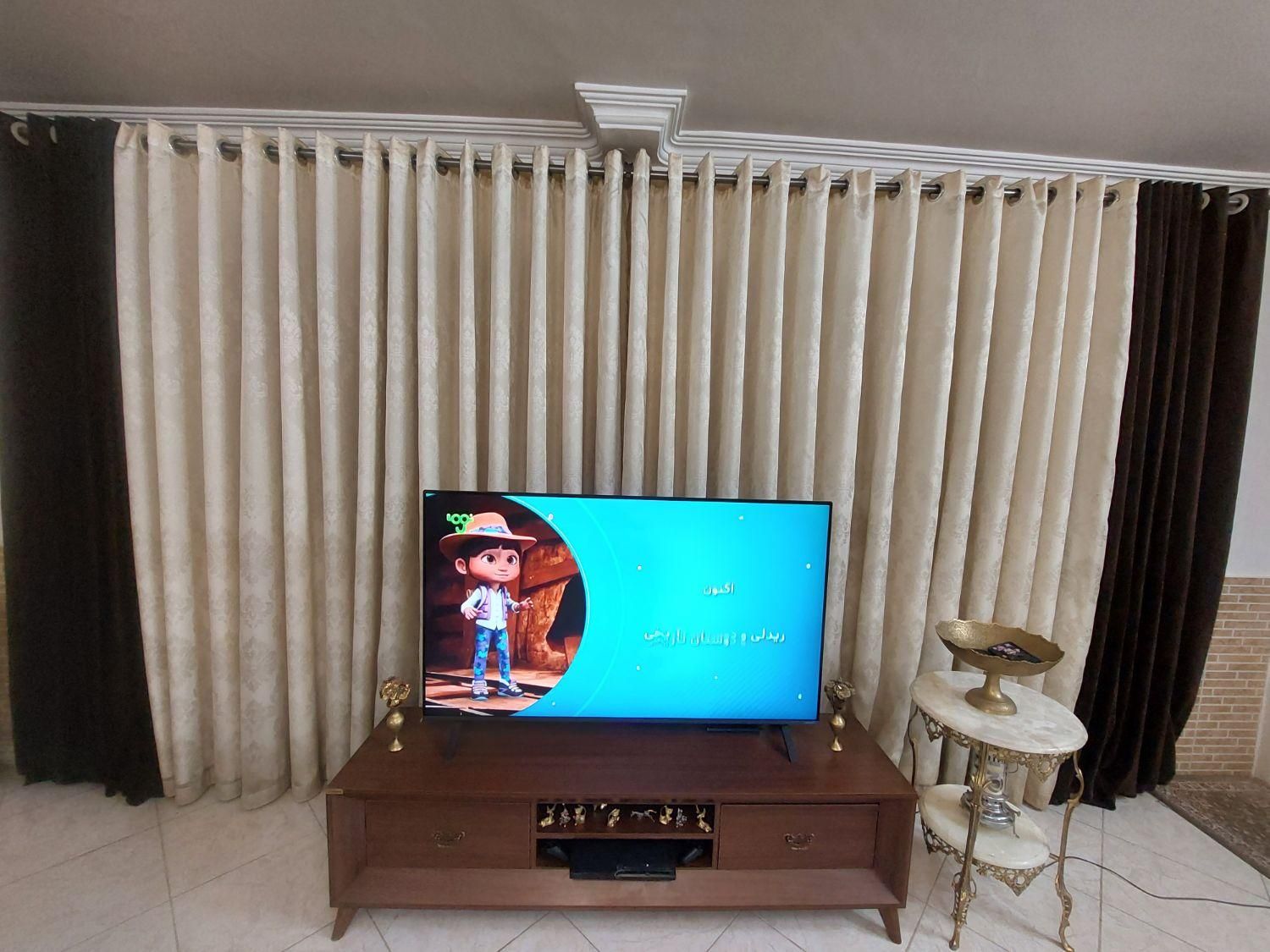 پرده پذیرایی حریر ترک با ساتن و کنار پرده ی مخمل|پرده، رانر، رومیزی|تهران, شهرک چیتگر|دیوار