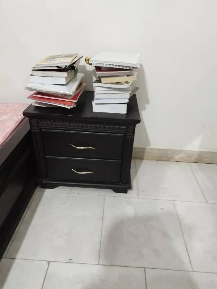 تخت خواب و تشک و دو میز دوکشو سالم درحد نو|تخت و سرویس خواب|اهواز, گلستان|دیوار