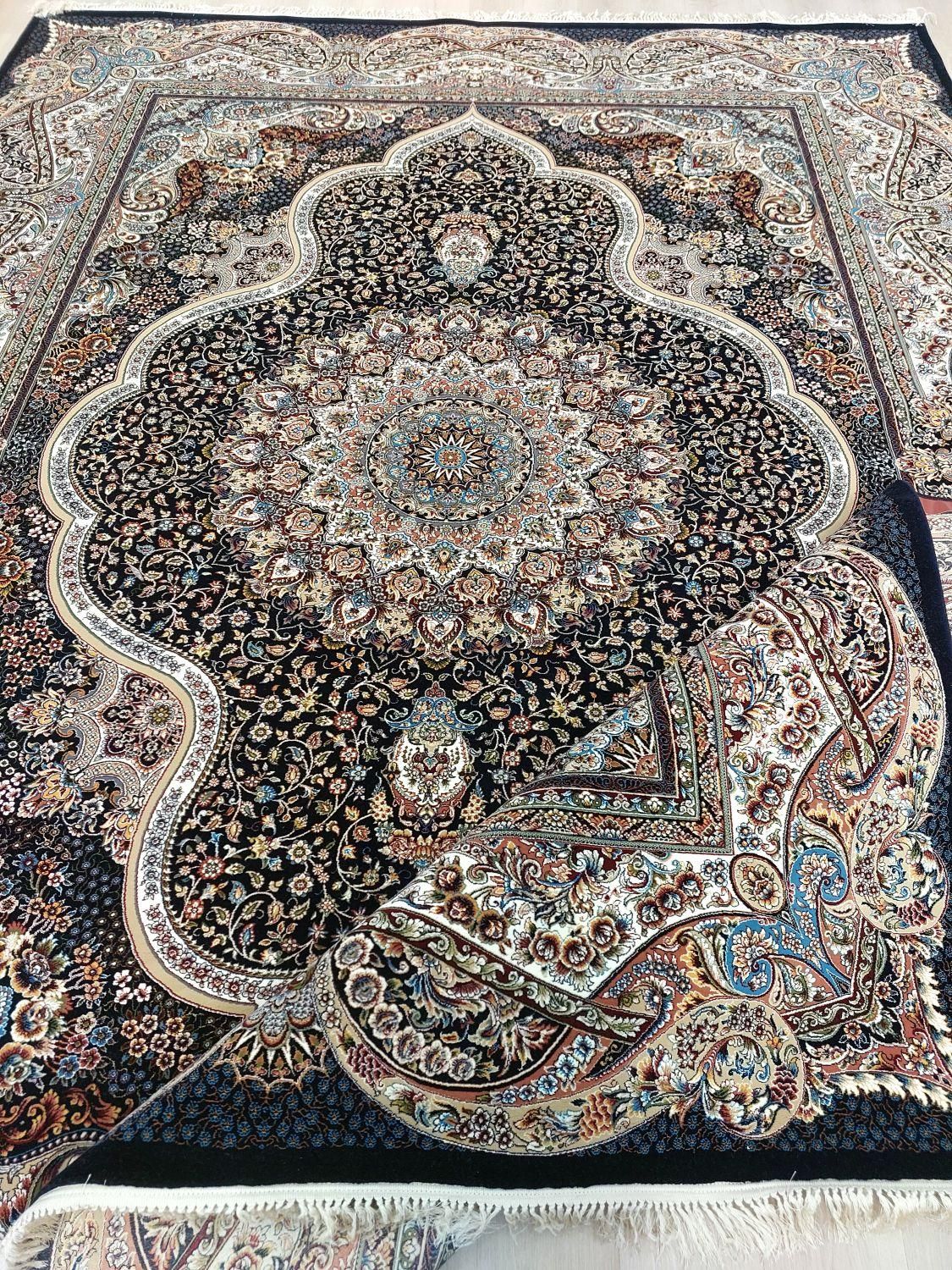 فرش سرمه ای۱۲متری۷۰۰شانه تراکم۲۵۵۰/کاملا نو و آک|فرش|اصفهان, بهاران|دیوار