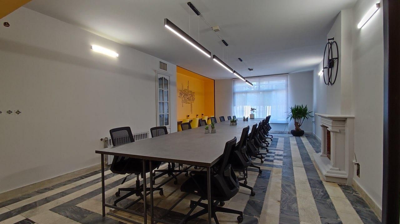 سالن همایش و برگزاری ایونت (دفتر کار اشتراکی)|اجارهٔ کوتاه‌مدت دفتر کار و فضای آموزشی|مشهد, کوثر|دیوار