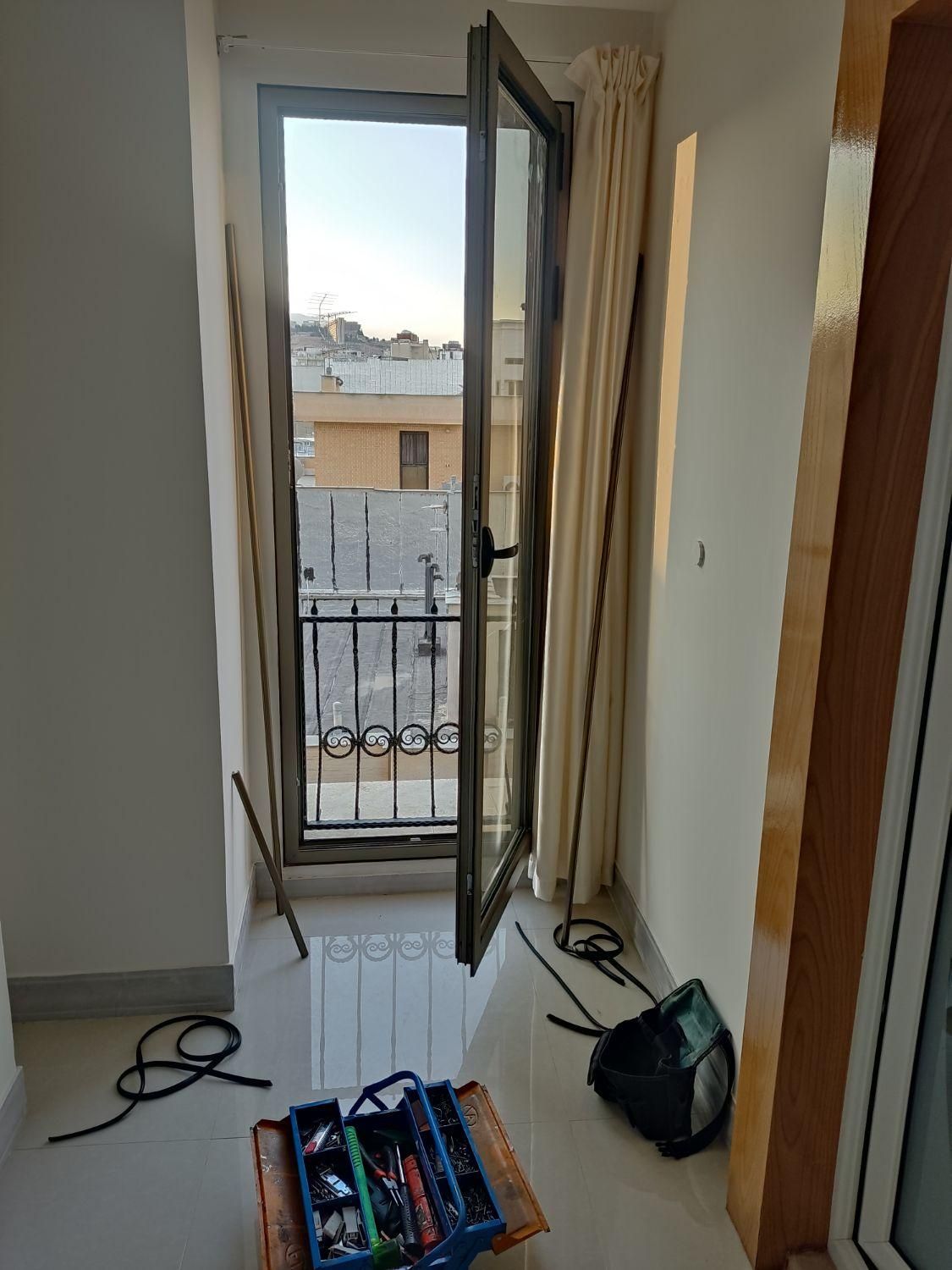 تعمیردرب وپنجره دوجداره وتک جداره کاملاتخصصی|خدمات پیشه و مهارت|شیراز, شهرک سراج|دیوار