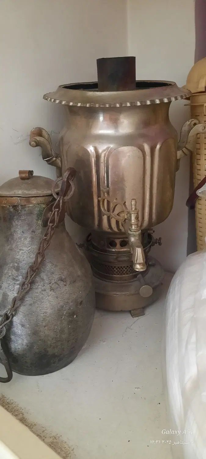 روغن دان دوره ه قاجار وسماور نفتی قدیمی مال سال ۴۰|کلکسیون اشیاء عتیقه|تهران, آهنگ|دیوار