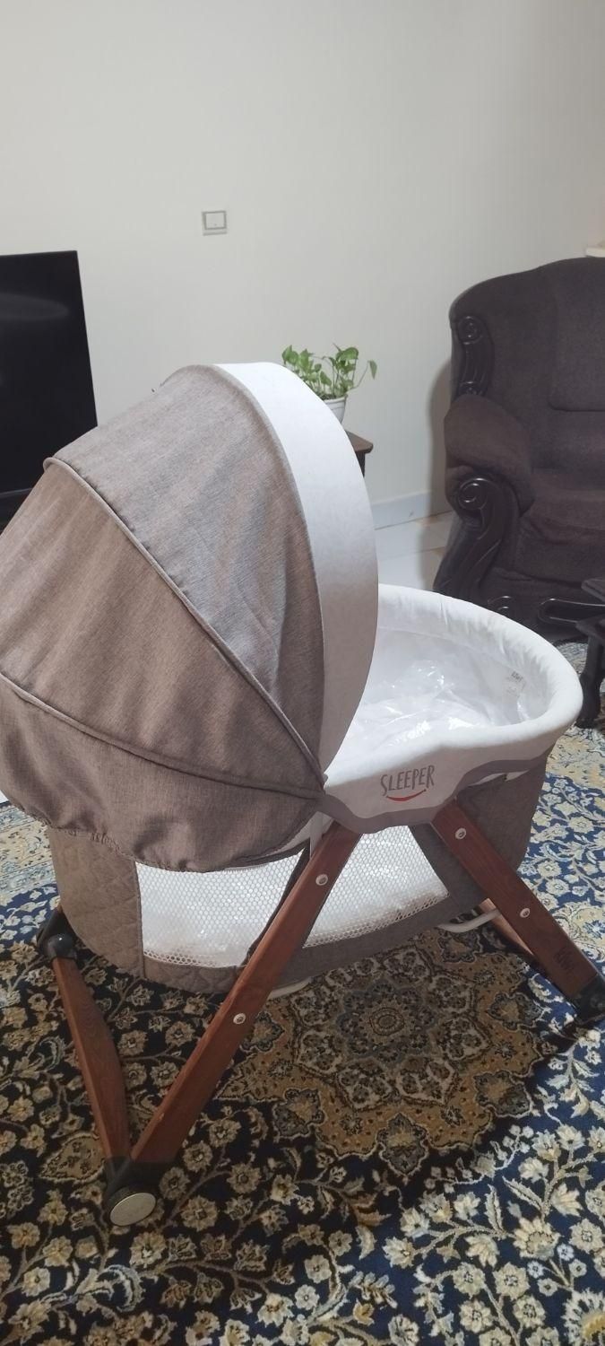 گهواره تاشو کنار تخت مادر بدنه چوبی فلزی|تخت و صندلی بچه|رشت, پارک شهر|دیوار