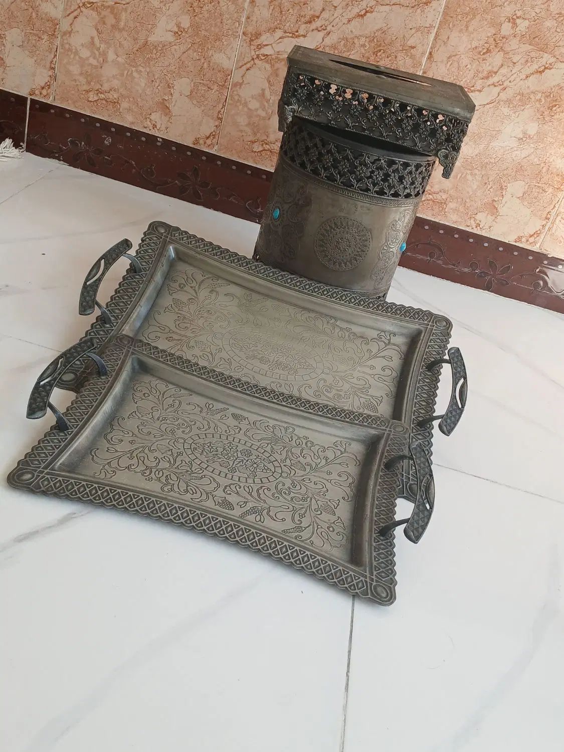 ۲ عدد سینی همراه با یک ست جای دست مال کاغذی|ظروف سرو و پذیرایی|نورآباد, |دیوار