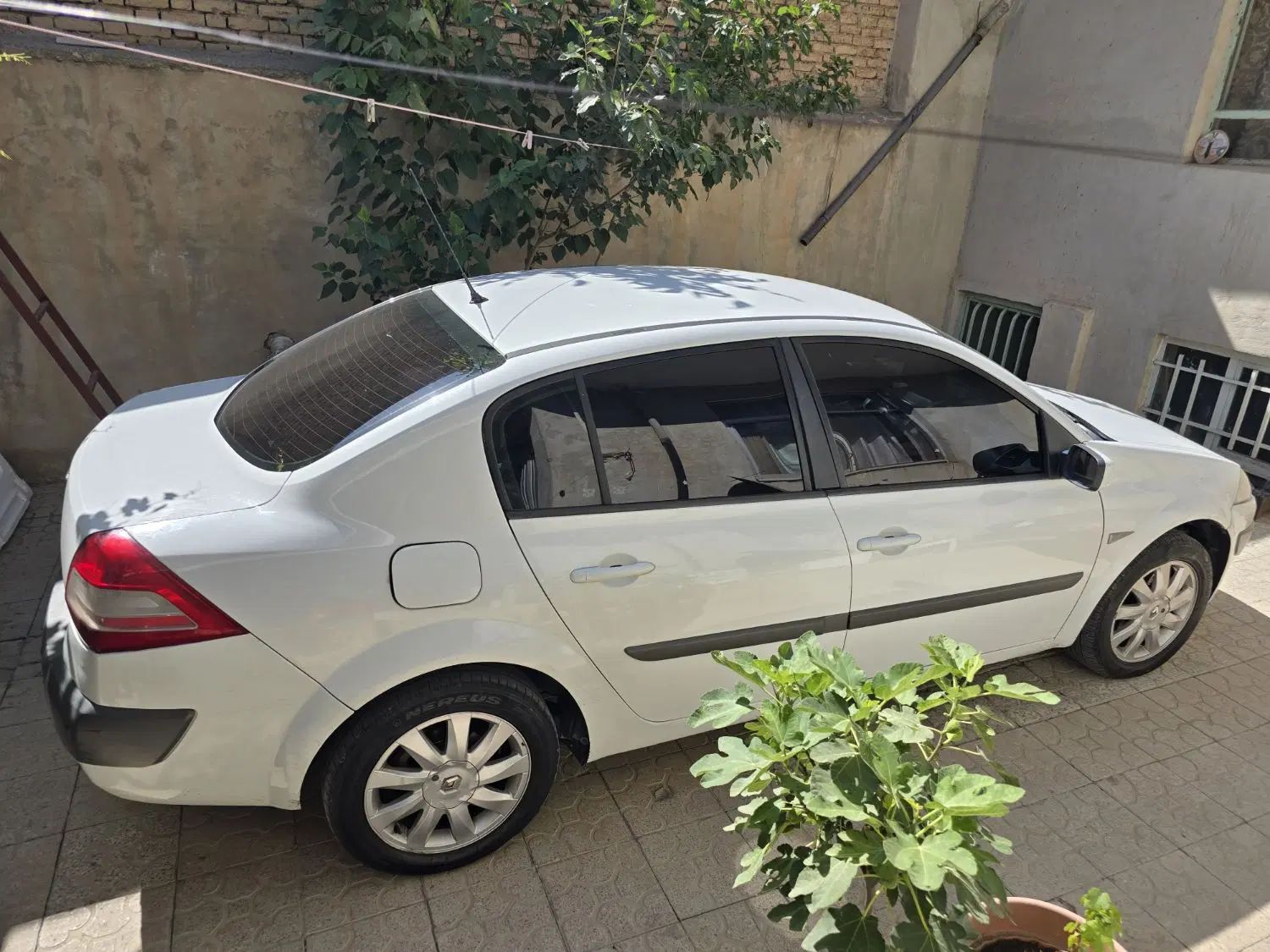 مگان ۲۰۰۰ اتومات مدل ۹۰ بدون ضربه و تصادف|خودرو سواری و وانت|اصفهان, باغ دریاچه|دیوار