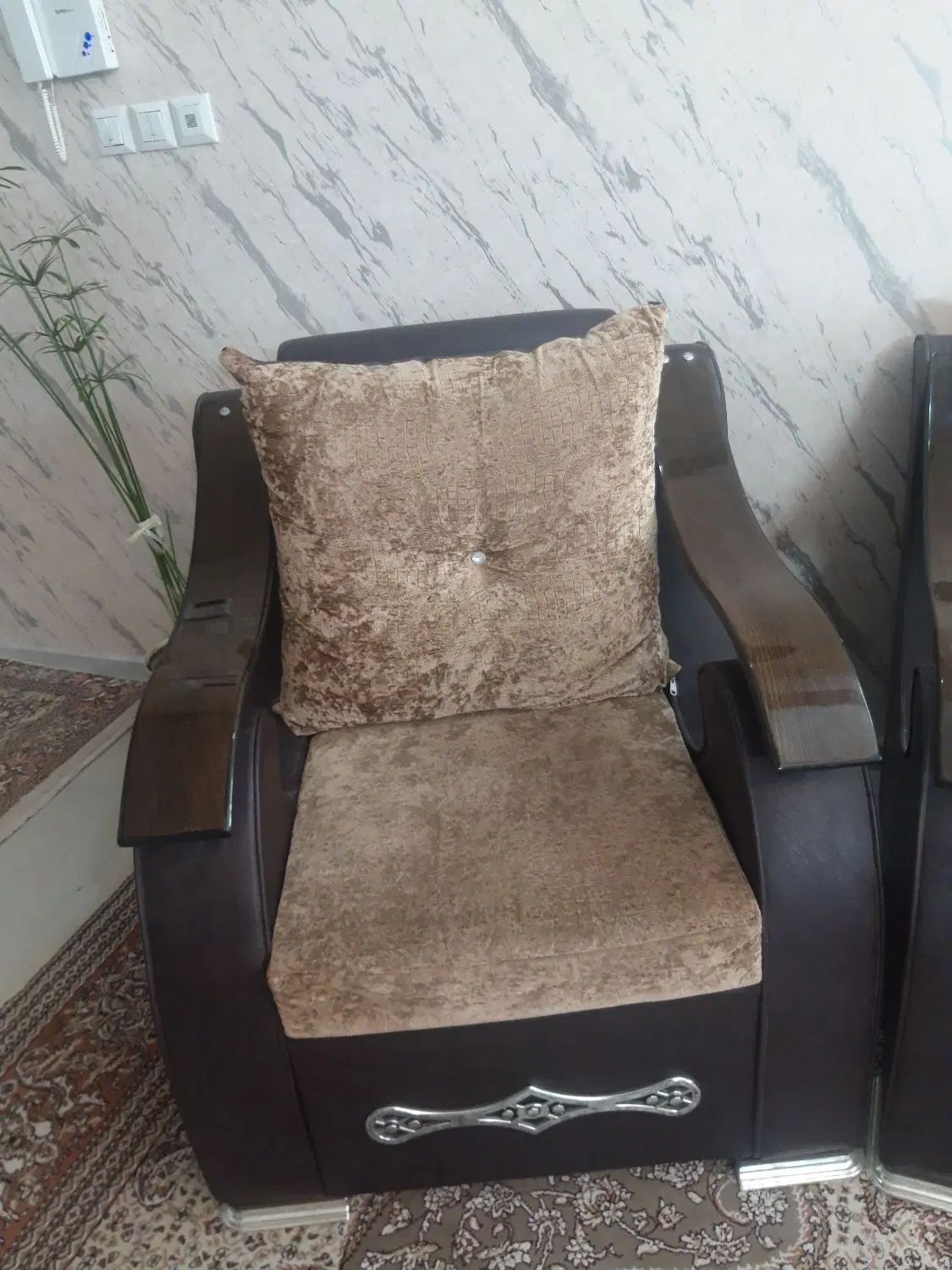 مبل ۷نفره راحتی چرم و مخل با میز اصلی|مبلمان خانگی و میز عسلی|مشهد, حجاب (شهرک غرب)|دیوار