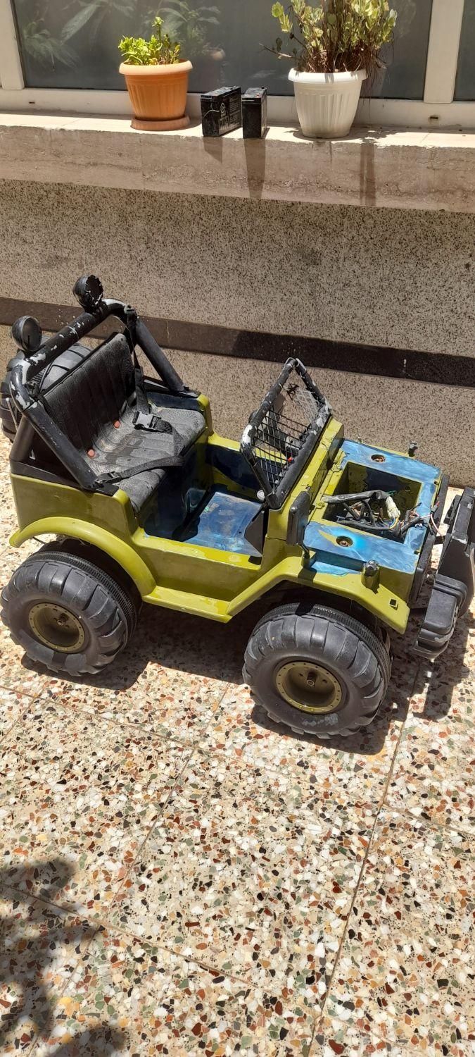 یک عدد ماشین شارژی|اسباب‌بازی بچه|شیراز, شهرک گلدشت حافظ‎|دیوار