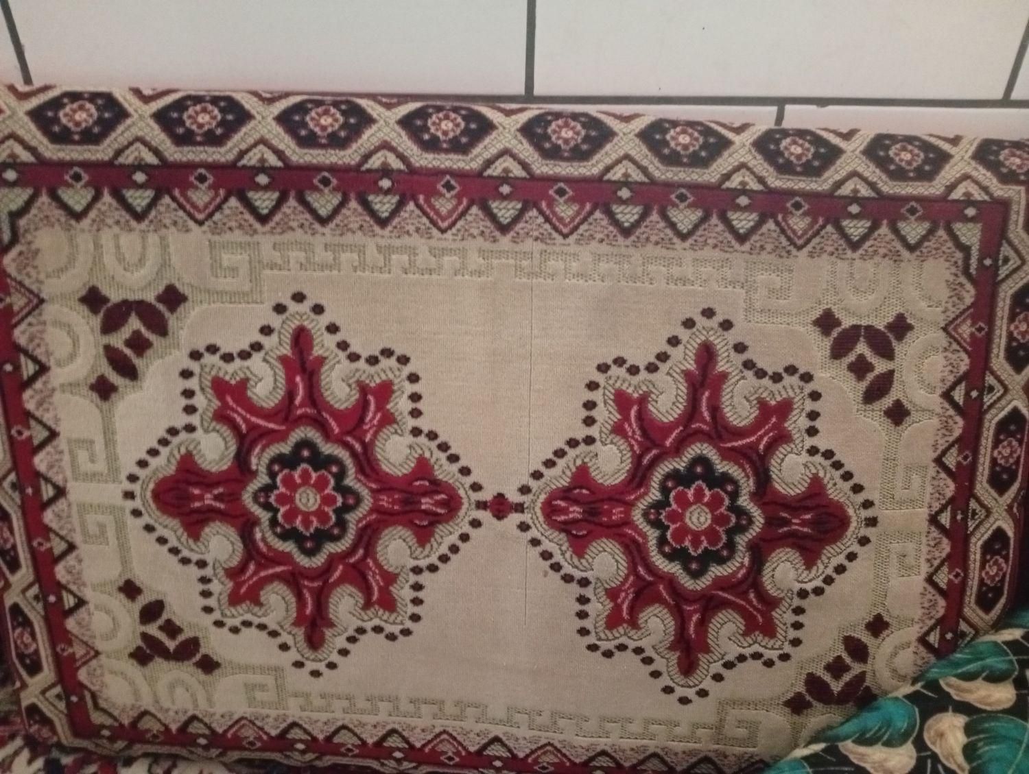 سه عدد پشتی|پشتی|فیروزآباد (فارس), |دیوار