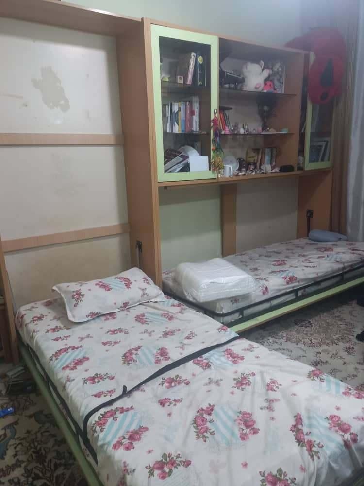 دو تخت کمجا یک‌نفره.ویترین و کتابخانه.در حد نو|تخت و سرویس خواب|تهران, سرتخت|دیوار