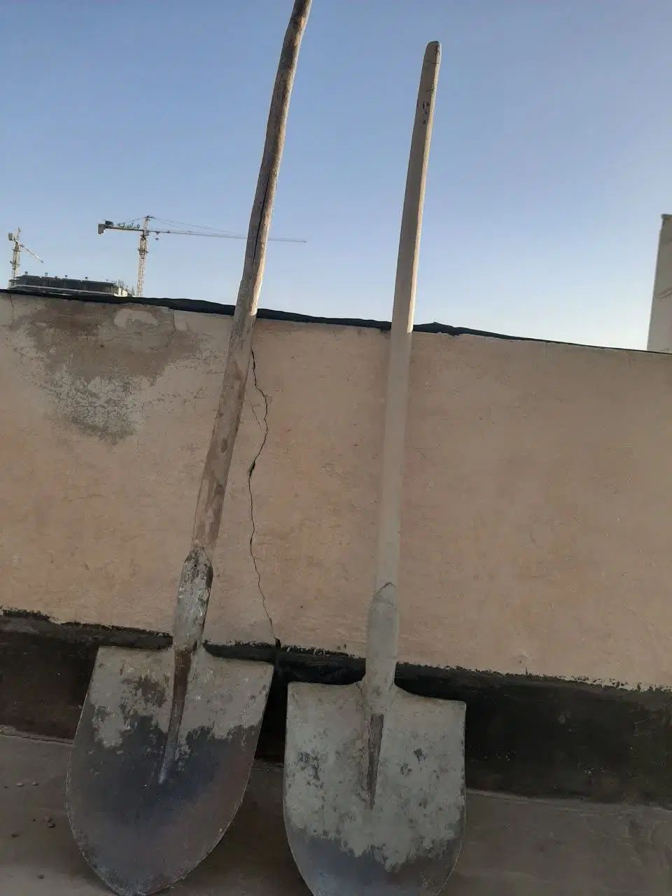 دو عدد بیل بنایی کاملا سالم و محکم و۴ متر پشم شیشه|ابزارآلات|مشهد, هنرستان|دیوار