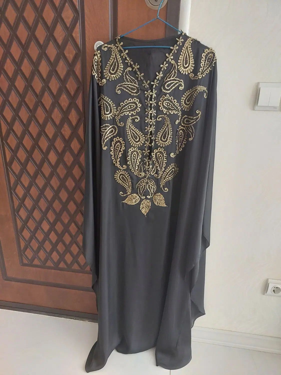 مانتو|لباس|اصفهان, ارغوانیه|دیوار