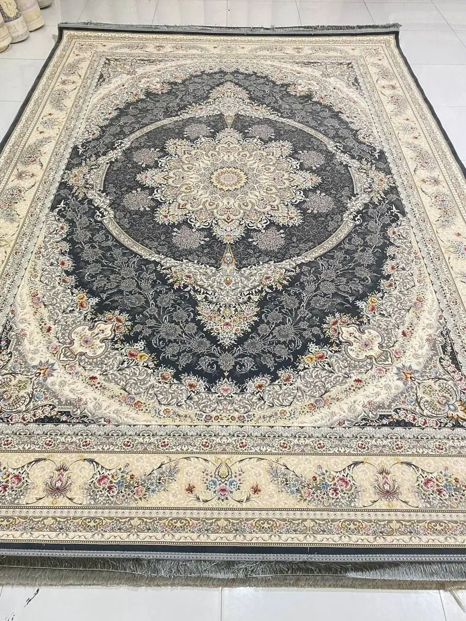 فرش ۱۲ متری /۱۲۰۰شانه/نخ اصل تخفیفی در شیراز|فرش|شیراز, آبیاری|دیوار