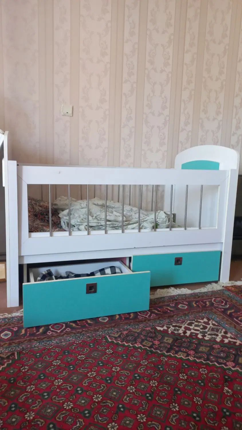 تخت خواب کودک که همزمان به گهواره نیز تغییر میکند|تخت و صندلی بچه|اردبیل, |دیوار