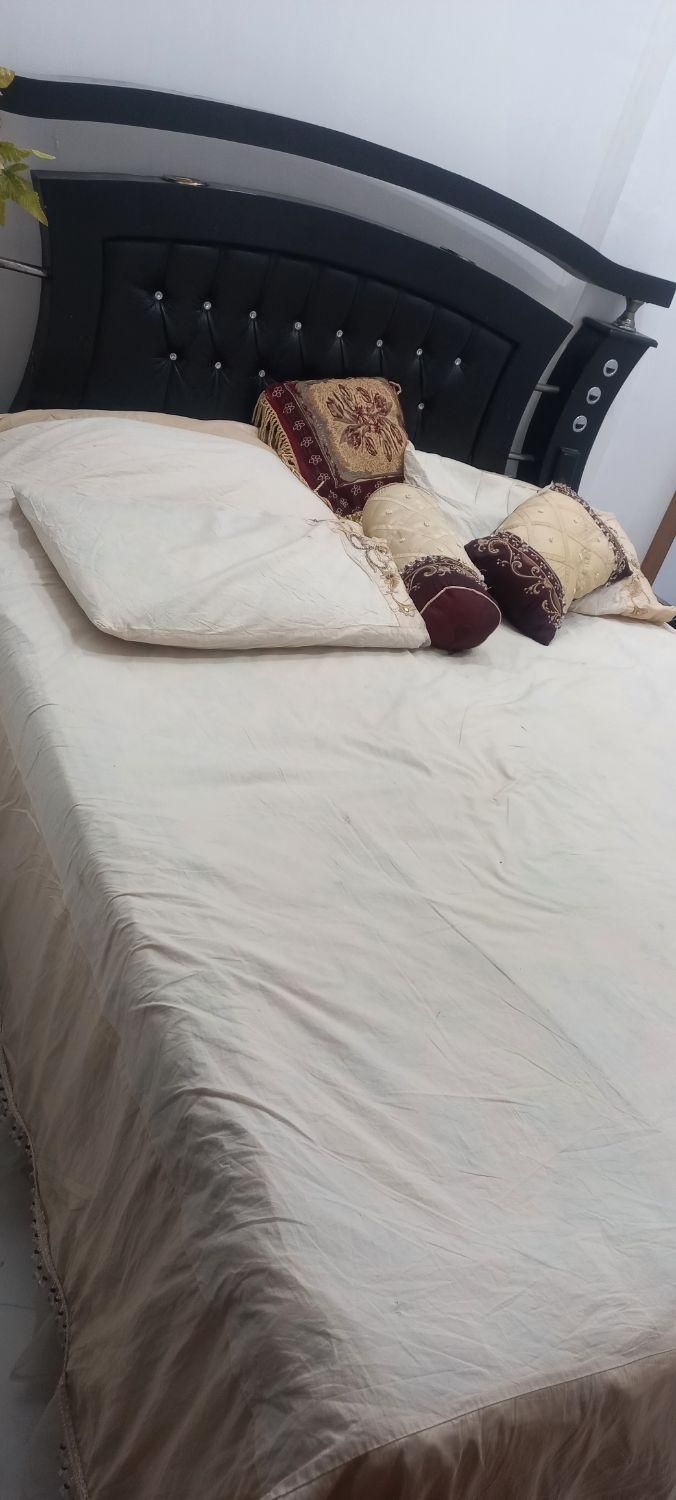 تخت دونفره چرم دوزی و لامپ هالوژن دار|تخت و سرویس خواب|مشهد, شهرک امام هادی (شهرک غرب)|دیوار