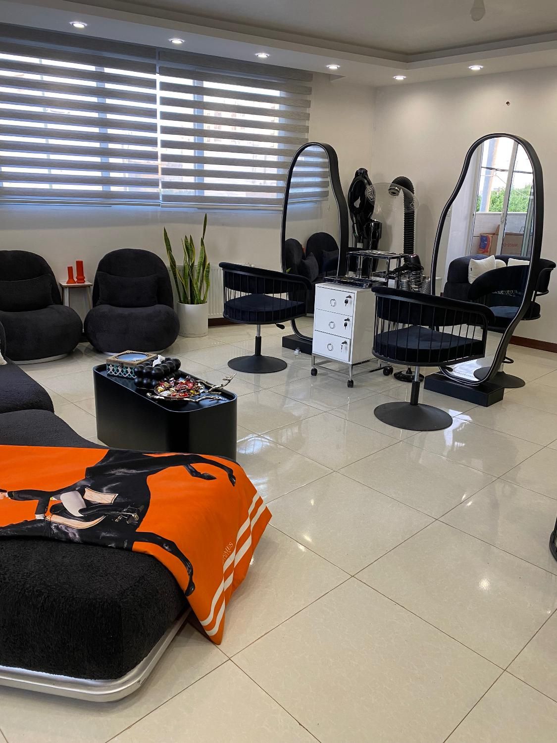 اجاره لاین و صندلی در سالن زیبایی خانه اصفهان|اجارهٔ دفتر کار، اتاق اداری، مطب|اصفهان, خانه اصفهان|دیوار