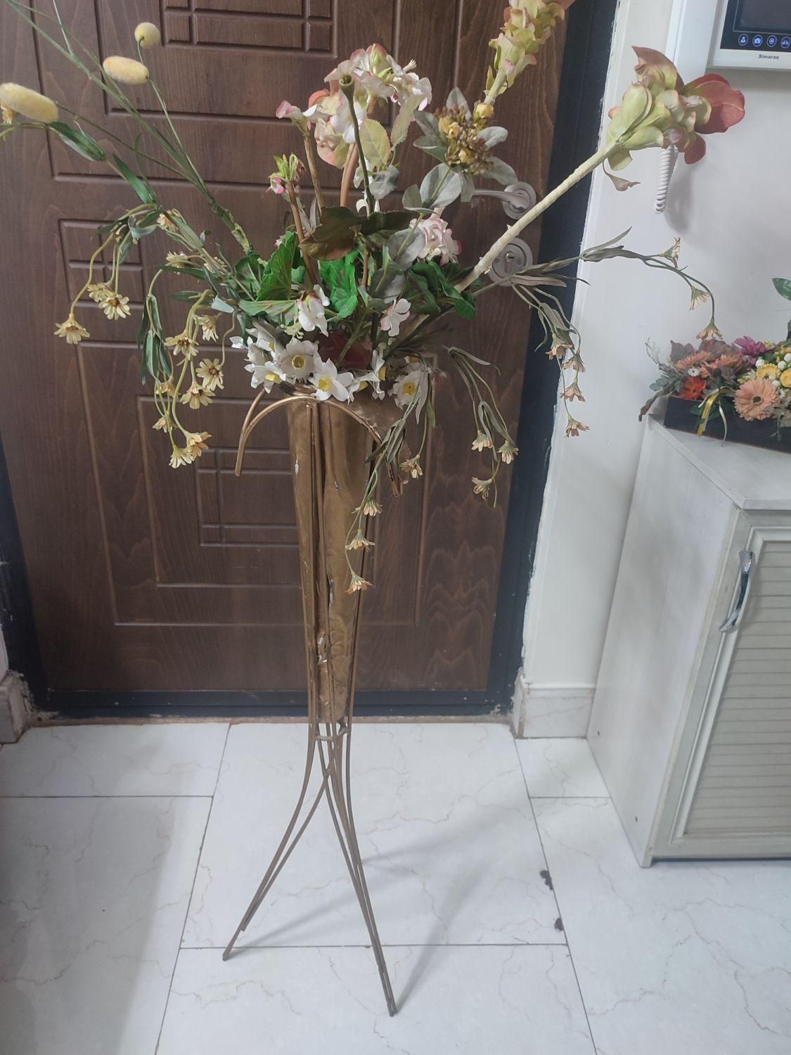 گلدان فرفوژه همراه تعدادی شاخه گل مصنوعی|صنایع دستی و سایر لوازم تزئینی|تهران, فردوس|دیوار