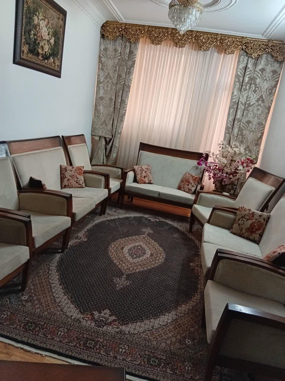 یک دست مبل نه نفره کاملا تمیز و بدون پارگی|مبلمان خانگی و میز عسلی|ری, |دیوار