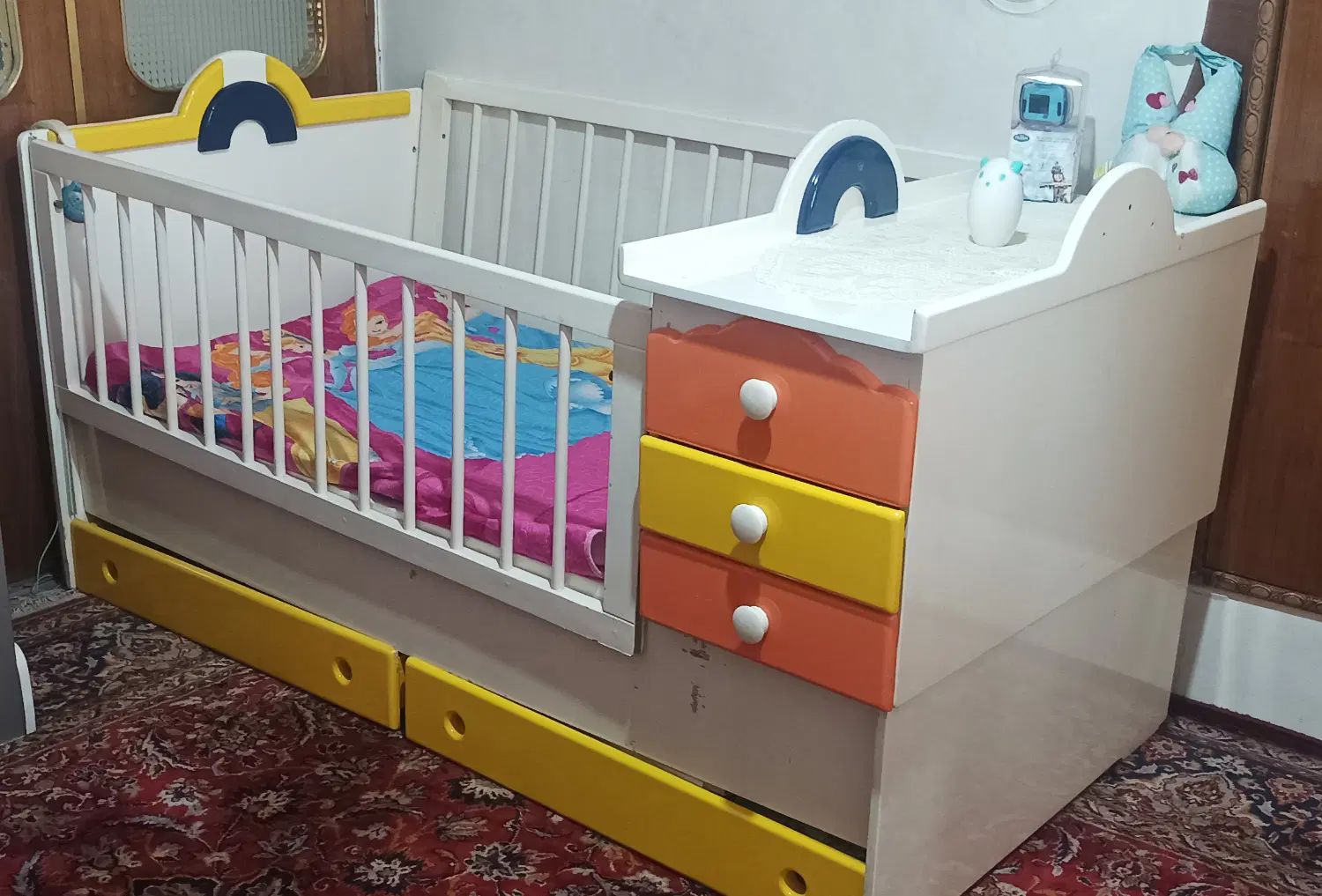 سرویس تختخواب نوزاد و نوجوان با اینه و دراور و ..|تخت و سرویس خواب|مشهد, سناباد|دیوار