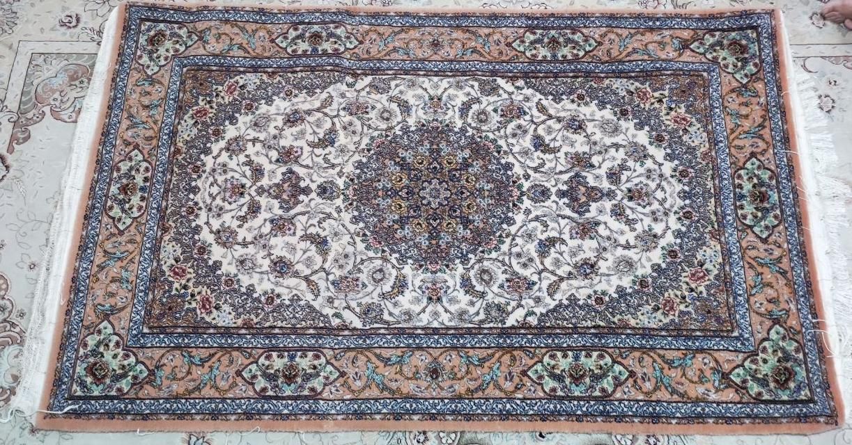 فرش دستباف خانگی چله ابریشم ، بصورت کلک و ابریشم|فرش|اصفهان, خانه اصفهان|دیوار