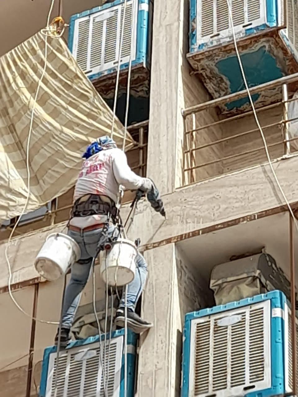 پیچ رولپلاک‌نما و شستشوی نما با طناب بدون داربست|خدمات پیشه و مهارت|ورامین, ورامین|دیوار