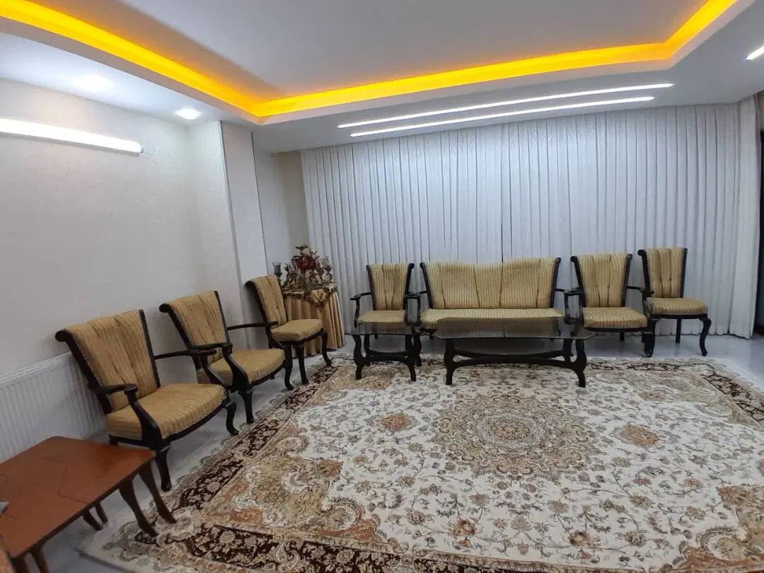 مبل کلاسیک نه نفره بسیار تمیز|مبلمان خانگی و میز عسلی|اصفهان, باغ فدک|دیوار