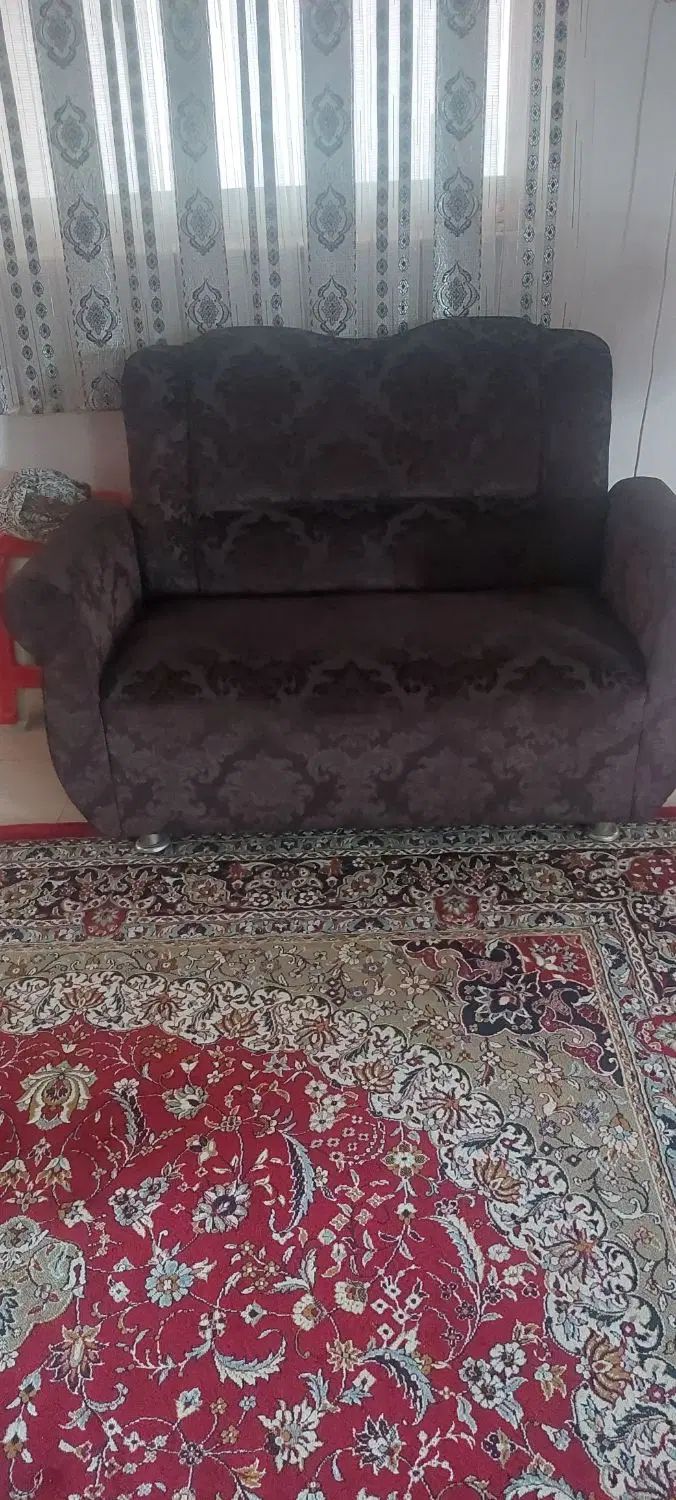 فروش ۲عدد پرده و یکدست مبل ۷نفره و ۳ تا فرش ۹ متری|مبلمان خانگی و میز عسلی|تولم شهر, |دیوار