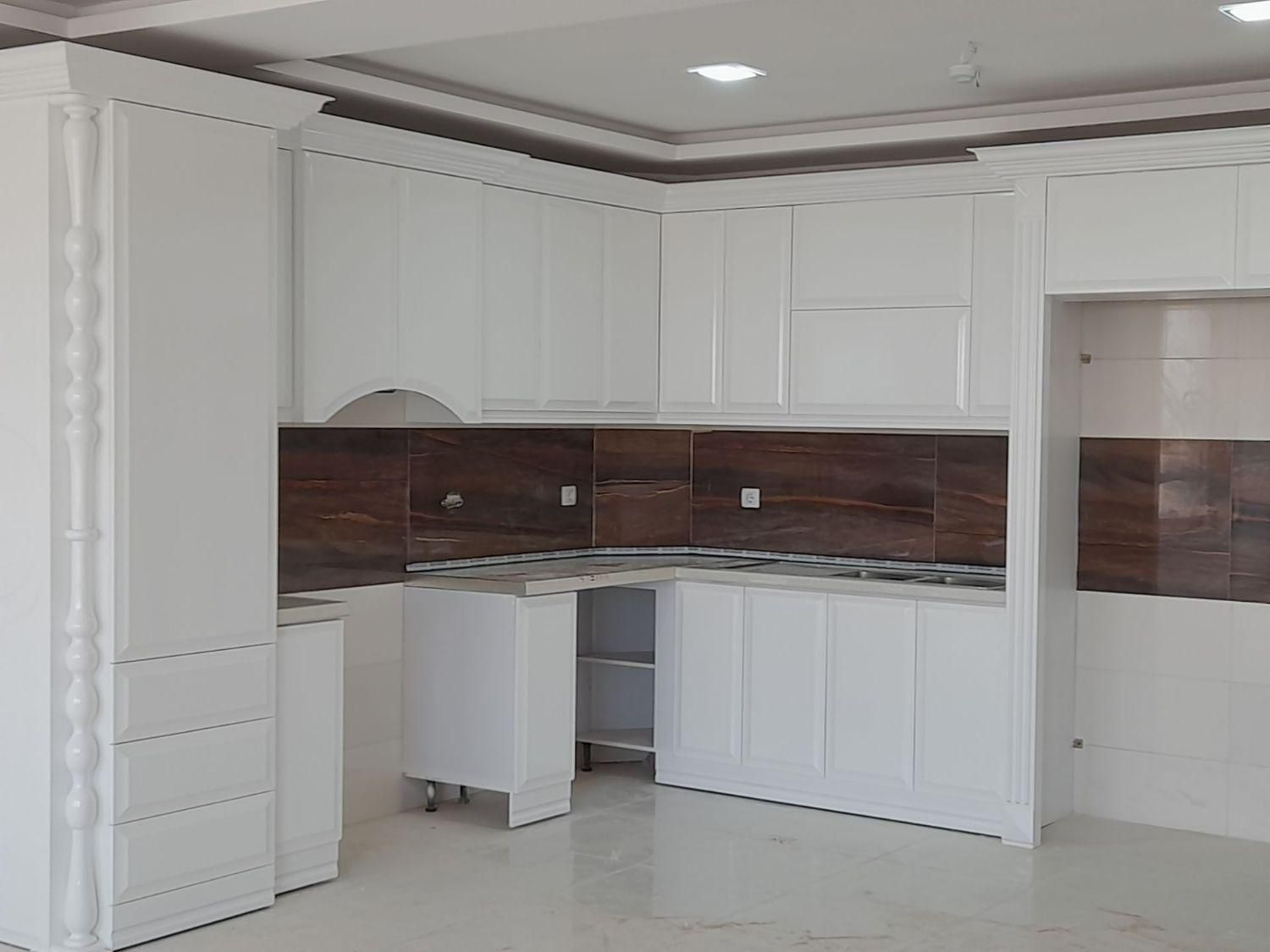 رنگ آمیزی انواع کابینت روکش چوب وخام|خدمات پیشه و مهارت|قائن, |دیوار