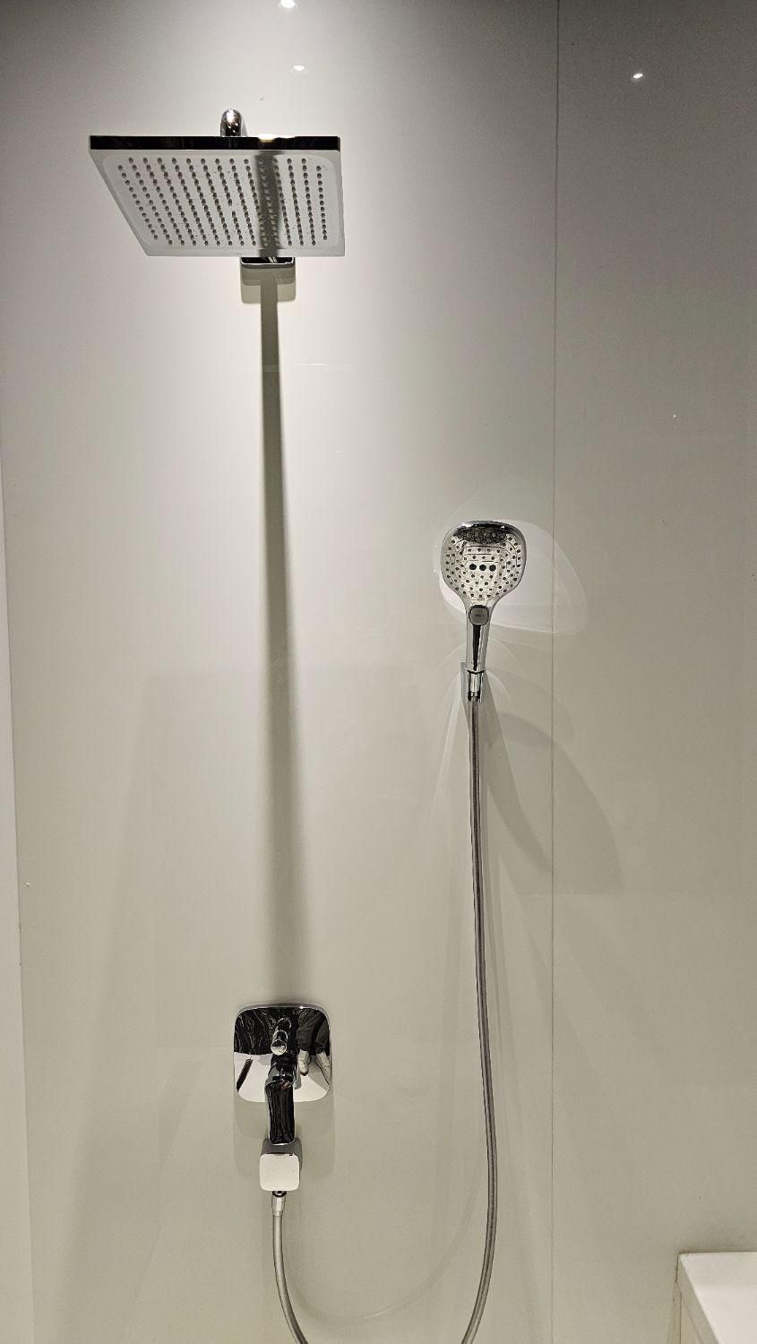 مدرن نیویورکی تمام شیشه‌ای / ۴۱۰ متر الهیه