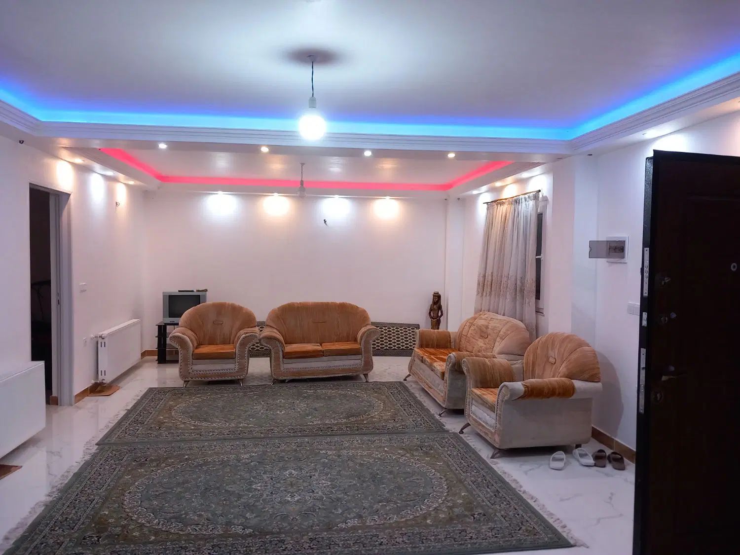 مبل ۷ نفره و اجاق گاز ۵شعله فِر دار و تخت دو نفره|مبلمان خانگی و میز عسلی|چابکسر, |دیوار