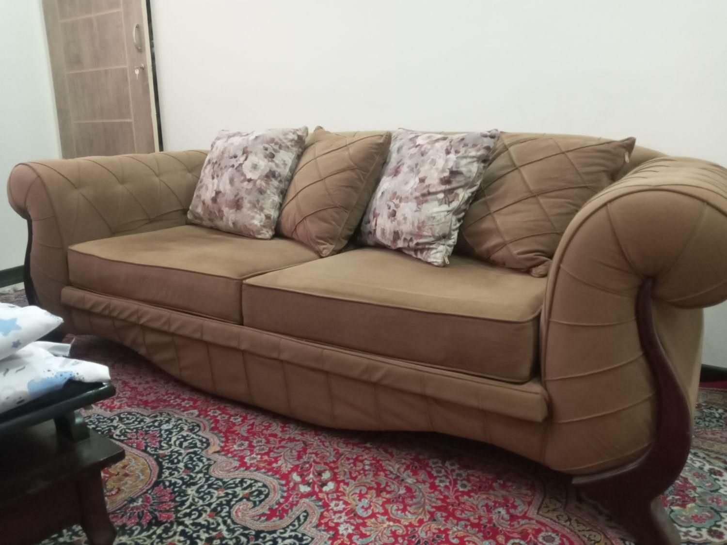 یک دست  مبل  ۷ نفره  با سه عدد  عسلی|مبلمان خانگی و میز عسلی|تهران, طرشت|دیوار
